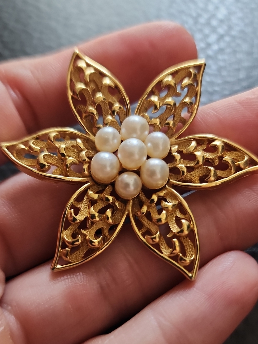 VTG Trifari Gold Pearl Flower Brooch - Elegant Floral Pin